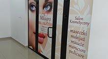 Salon kosmetyczny Milagro - drzwi wejściowe do salonu wewnątrz budynku. Zadrukowana folia monomeryczna.